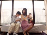 一般男女モニタリングAV マジックミラーの向こうには実の娘（=彼女）！「娘がダメなら私が…」巨乳母がデカチンすぎて童貞卒業できない娘の彼氏を優しく筆おろし！2 フル勃起デカチ○ポを根元まで受け挿れたご無沙汰オマ○コと性欲溢れる童貞チ○ポの中出しセックスは1…